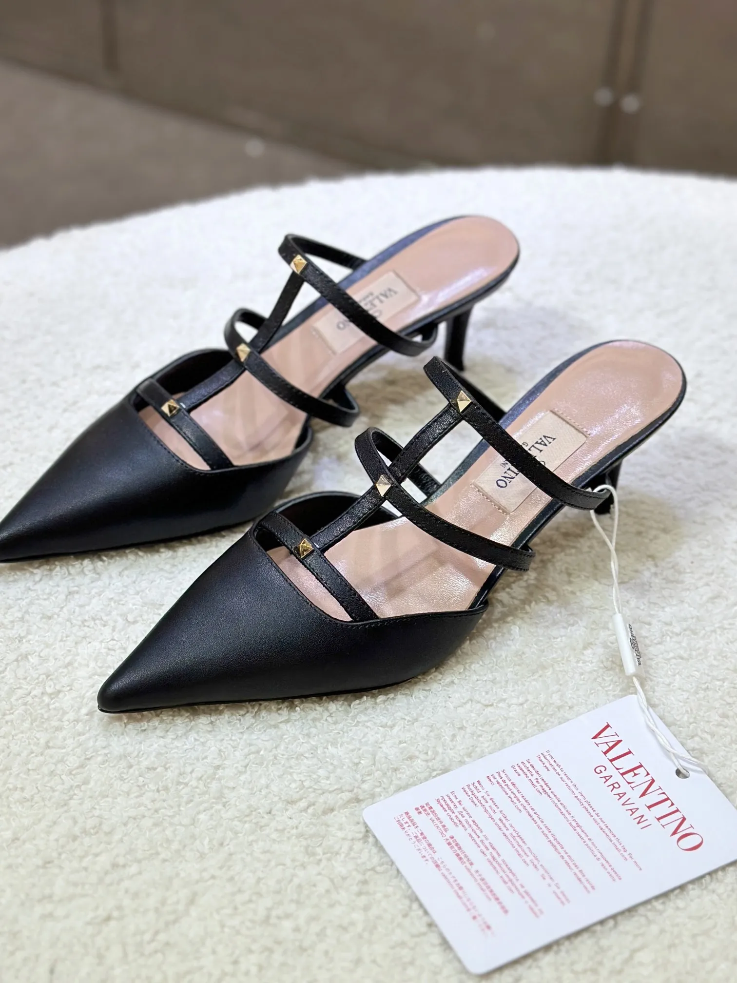 👟👟Ex-factory price 540👟👟 🛒 VALENTINO 2024 latest ROCKSTUD rivet decorated three-strap back hollow sandals🔥🔥🔥 🕳️🕳️🕳️ ●━━━━━━─────────✔Exclusive original 1-1 development, no product without original version (made entirely of genuine leather🉑️Shop around) 〰 ɪɴѓᴏʀᴍᴀᴛɪᴏɴ 〰 Buckle: Pyramid rivet 0.5X0.5 hardware Material: calfskin + pyramid rivets Lining: full-grain sheepskin Outsole: Italian through-dyed cowhide Midsole: Italian original craft material Process: computer stitching, machine shaping Heel height: 6.0cm Color: black, off-white, apricot powder Ready stock code: 35 36 37 38 39 Ready stock Customized code: 34 40 41 No return or exchange